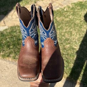 Kids Ariat boots size 9